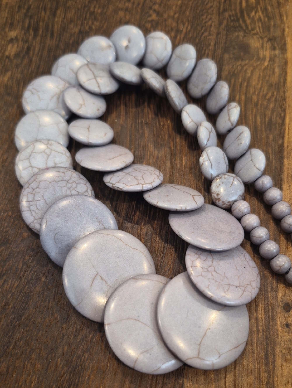 Vtg Grayish Taupe w/ a Hint of Lavender Flat Disc Bead Necklace w/ Extender - Picture 3 of 6